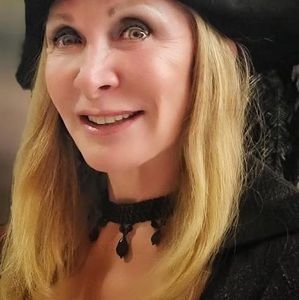 Meet your Posher, Debbie